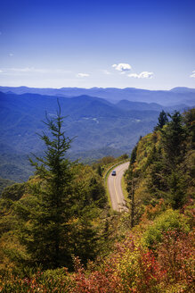 USA, North Carolina, Blue Ridge Mountains, Autofahrt auf dem Blue Ridge Parkway - SMAF00625