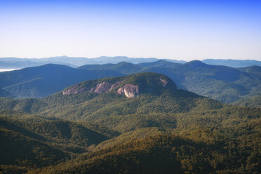 USA, North Carolina, Blick vom Blue Ridge Parkway zum Looking Glass Rock - SMAF00628
