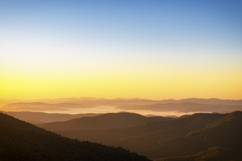 USA, North Carolina, Blick vom Blue Ridge Parkway auf den Pisgah Forest im Frühnebel - SMAF00629