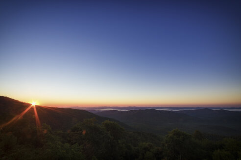 USA, North Carolina, Blick vom Blue Ridge Parkway auf den Pisgah Forest bei Sonnenaufgang - SMAF00630