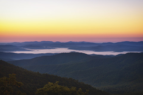 USA, North Carolina, Blick vom Blue Ridge Parkway auf den Pisgah Forest bei Sonnenaufgang, lizenzfreies Stockfoto