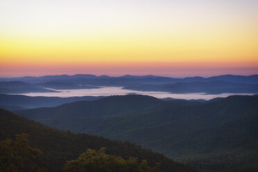 USA, North Carolina, Blick vom Blue Ridge Parkway auf den Pisgah Forest bei Sonnenaufgang - SMAF00631