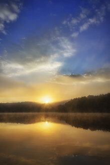 USA, North Carolina, Blue Ridge Mountains, Price Lake in der Dämmerung - SMAF00635