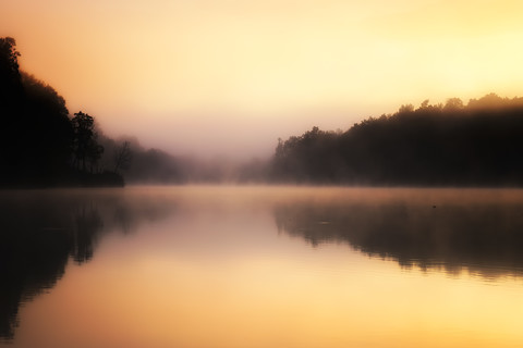 USA, North Carolina, Price Lake bei Sonnenaufgang, lizenzfreies Stockfoto