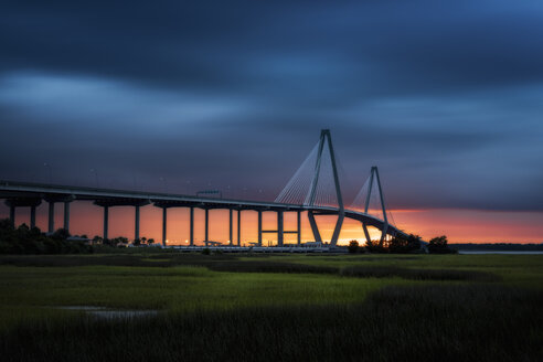USA, South Carolina, Charleston, Arthur Ravenel Jr. Brücke über den Cooper River in der Dämmerung - SMAF00641