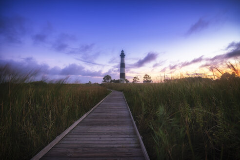 USA, North Carolina, Outer Banks, Blick auf den Leuchtturm von Bodie Island - SMA00642