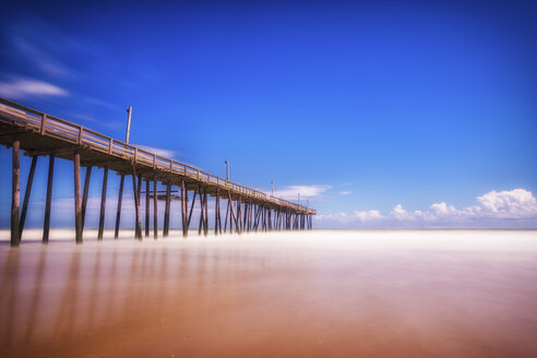 USA, North Carolina, Outer Banks, Holzpier von Nags Head - SMAF00648