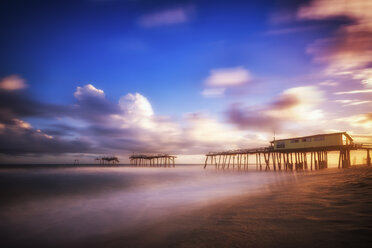 USA, North Carolina, Cape Hatteras, broken wooden pier - SMA00649