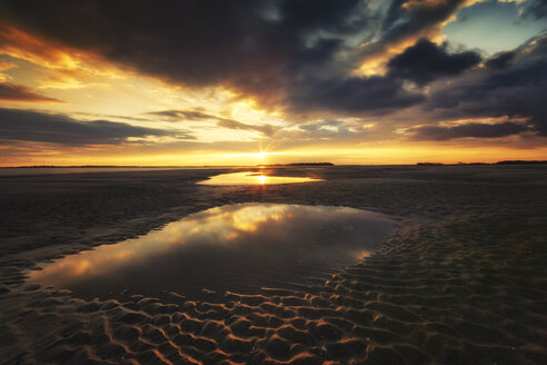 USA, South Carolina, Sonnenuntergang am Folly Beach - SMAF00652