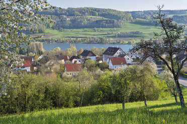 Deutschland, Oehningen, Blick auf das Dorf mit Untersee im Hintergrund - SHF01937