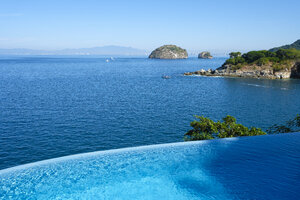 Mexiko, Puerto Vallarta, Infinity-Schwimmbad mit Blick auf den Ozean im Los Arcos National Marine Park - ABAF02108