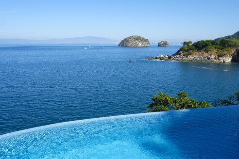 Mexico, Puerto Vallarta, Ocean front infinity swimming pool with view at Los Arcos National Marine Park - ABAF02108