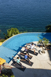 Blick von oben auf die Yoga-Gruppe auf dem Grundstück am Meer - ABAF02111