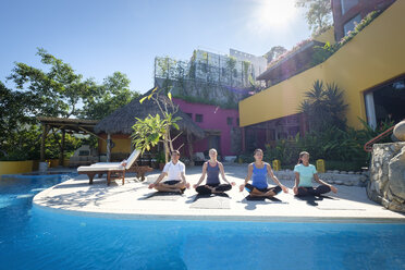 Yoga-Gruppe übt in einer Villa am Meer - ABAF02112