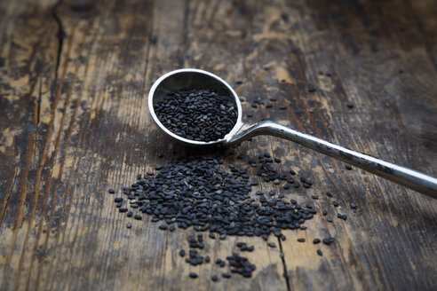 Mass of organic black sesame on dark wood - LVF05711