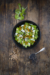 Schüssel mit Blattsalat mit gebratenen Kichererbsen, Avocado, Feta und schwarzem Sesam - LVF05714