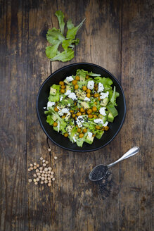 Schüssel mit Blattsalat mit gebratenen Kichererbsen, Avocado, Feta und schwarzem Sesam - LVF05714