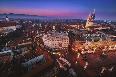 Kroatien, Zagreb, Blick auf die Zagreber Kathedrale bei Sonnenuntergang - LCUF00088