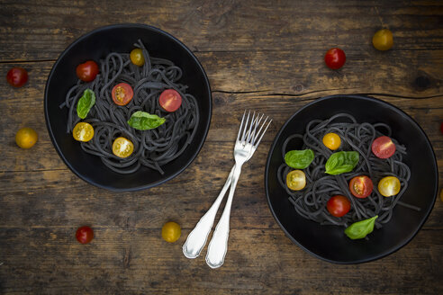 Zwei Schüsseln Spaghetti al Nero di Seppia mit Tomaten und Basilikumblättern - LVF05722