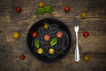 Schüssel mit Spaghetti al Nero di Seppia mit Tomaten und Basilikumblättern - LVF05725