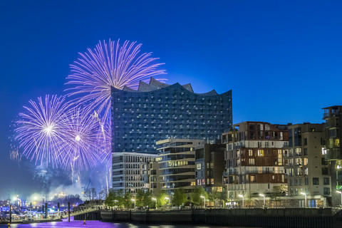 Deutschland, Hamburg, Feuerwerk in der Elbphilharmonie, lizenzfreies Stockfoto