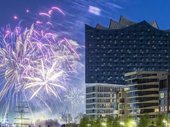 Deutschland, Hamburg, Feuerwerk in der Elbphilharmonie - KRPF02085