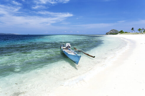 Indonesia, Nusa Tenggara Timur, Bajawa, Riung, 17 Islands, boat on the beach - FPF00119