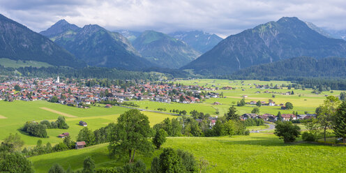 Deutschland, Blick auf Oberstdorf mit den Allgäuer Alpen im Hintergrund - WGF01022
