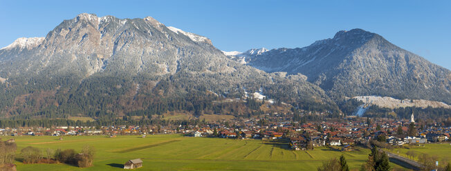 Deutschland, Blick auf Oberstdorf mit den Allgäuer Alpen im Hintergrund - WGF01023