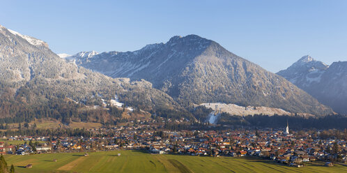 Deutschland, Blick auf Oberstdorf mit den Allgäuer Alpen im Hintergrund - WGF01024