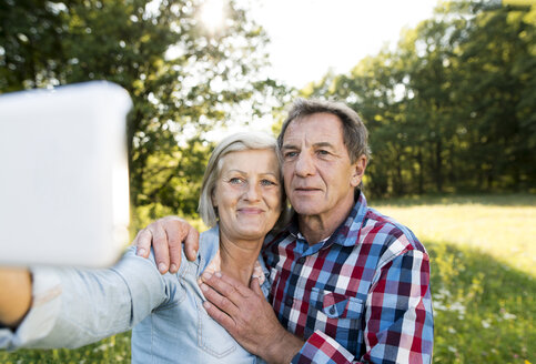 Älteres Paar macht Selfie mit Handy in der Natur - HAPF01247