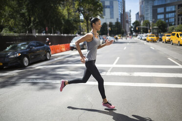 USA, New York City, Frau läuft auf städtischer Straße - GIOF01692