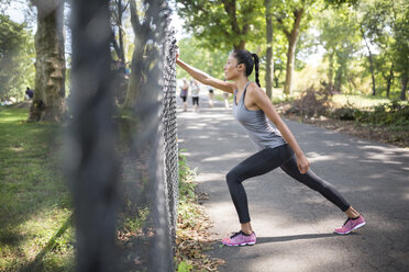 Woman stretching in park - GIOF01711