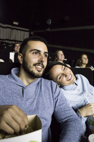 Paar schaut sich einen Film in einem Kino an, lizenzfreies Stockfoto