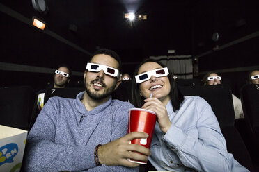 Paar mit 3D-Brille beim Ansehen eines Films im Kino - ABZF01634