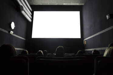 Menschen, die einen Film in einem Kino ansehen - ABZF01636