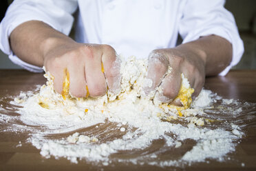 Hände eines Mannes beim Kneten einer handgemachten Pasta - ABZF01641