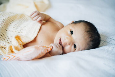 Porträt eines Neugeborenen auf dem Bett liegend - GEMF01304