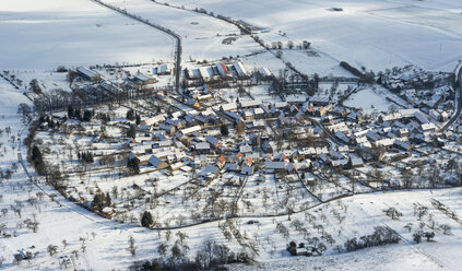 Deutschland, Tiefengruben, Luftaufnahme des Dorfes im Winter - HWOF00162