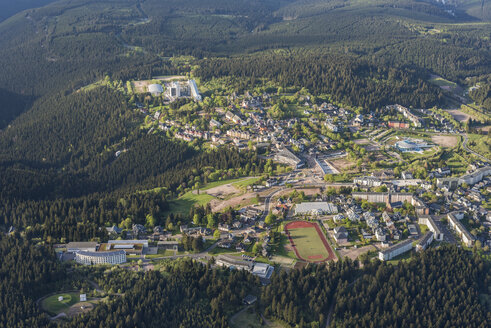 Deutschland, Oberhof, Luftbild der Stadt mit Skizentrum - HWOF00164