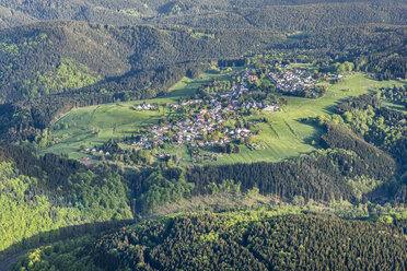 Deutschland, Gehlberg, Luftaufnahme des Dorfes - HWOF00165