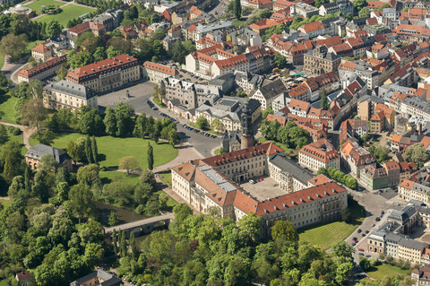 Deutschland, Weimar, Luftaufnahme der Altstadt mit Schloss, lizenzfreies Stockfoto