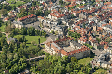 Deutschland, Weimar, Luftaufnahme der Altstadt mit Schloss - HWOF00168