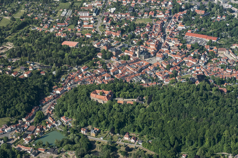 Deutschland, Waltershausen, Luftaufnahme der Stadt und des Schlosses Tenneberg, lizenzfreies Stockfoto