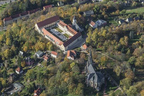 Deutschland, Zwickau, Luftaufnahme von Schloss Planitz, Schlosskirche und Lukaskirche - HWO00179