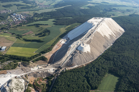 Deutschland, Unterbreizbach, Luftaufnahme einer Halde des Kalibergbaus, lizenzfreies Stockfoto