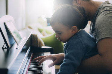 Kind und sein Vater spielen Klavier - JPSF00029