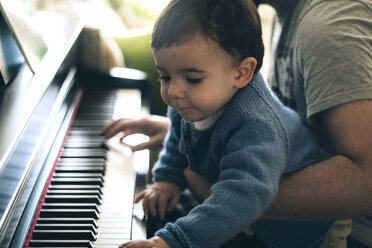 Kind und sein Vater spielen Klavier - JPSF00030