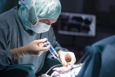 Neurochirurg schließt Operationswunde - MWEF00105