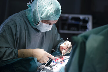 Neurochirurg schließt Operationswunde - MWEF00106